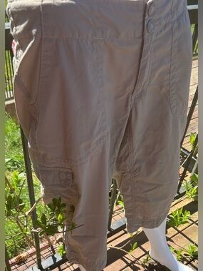 The North Face Women's Light Brown Capri Utility Pants. Size 10. 19” Inseam.